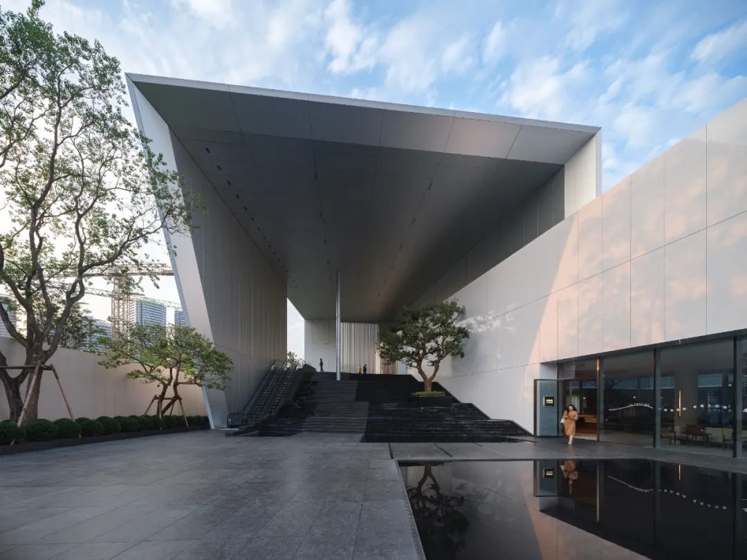 公園中的美術(shù)館：超白玻璃+鋁板的外立面設(shè)計，簡潔的美感。